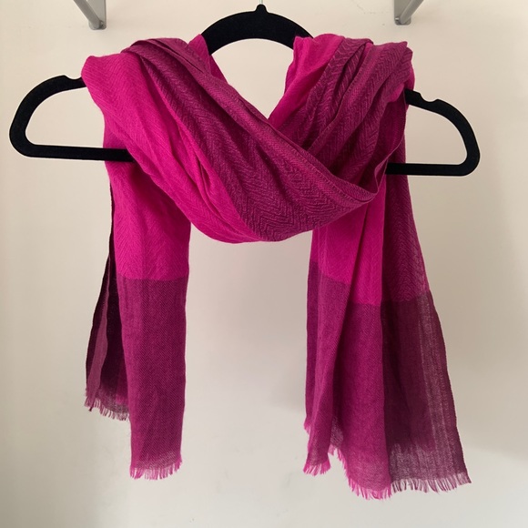 Beautiful cashmere fuchsia window pane scarf - Picture 2 of 6